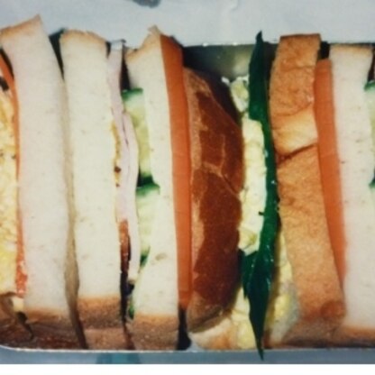 (^Д^)卵サンドとハムサンド、右の方のはカットされてます。変わらぬ旨さサンドイッチの王道ハムサンドごちそう様！